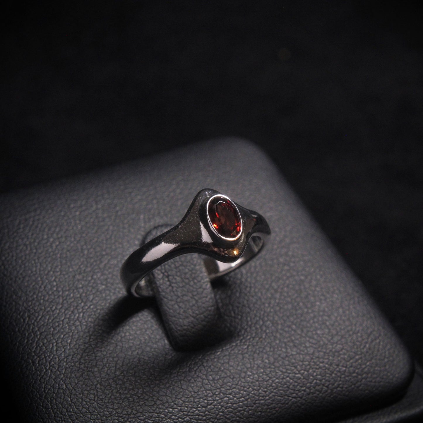 Garnet Ovi Sterling Silver Ring