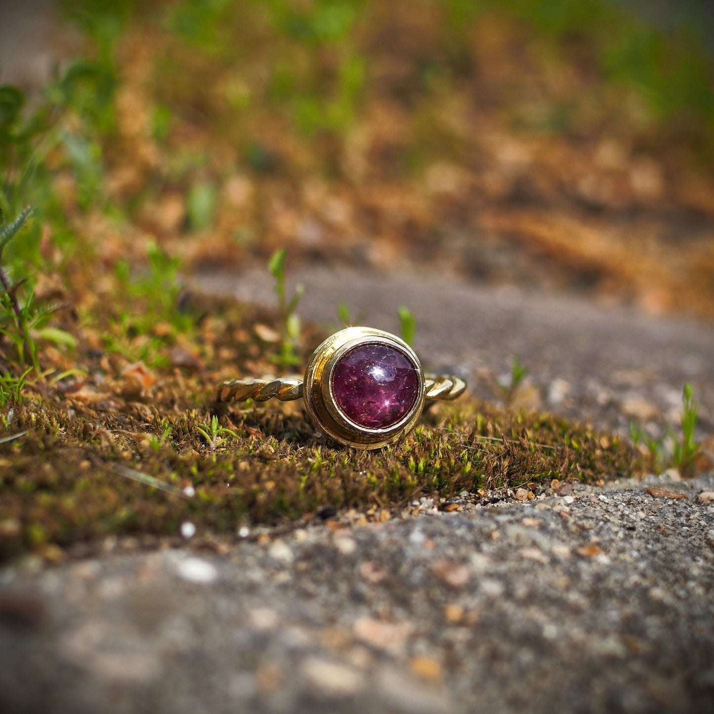 Dainty 22kt gold ring with star ruby