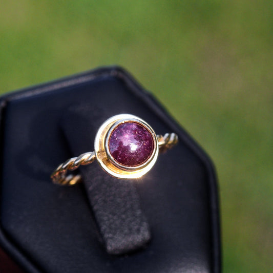 Dainty 22kt gold ring with star ruby